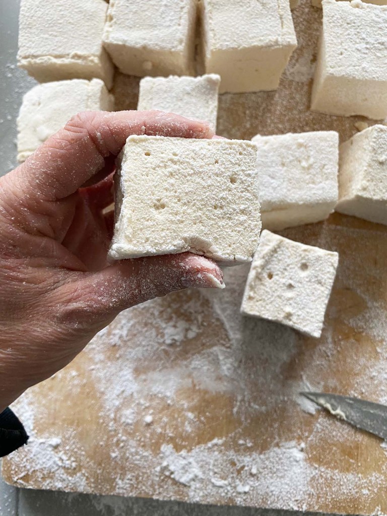 Basisrecept marschmallows, Glucosesiroop vervangen marschmallows, Hoe maak je marshmallows, Marschmallows zonder glucosestroop, Recept marshmallows, Waaruit bestaan marschmallows, Zelf maken: Marshmallows met honing
