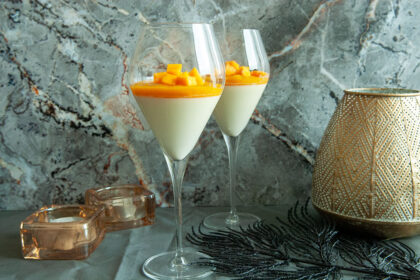 Panna Cotta met mangocoulis, Recept Panna Cotta, Makkelijk dessert, Feestelijke recepten, Klassiek Italiaans dessert, Mangocoulis maken, Panna Cotta maken, Recept mangocoulis, Hoe maak je een coulis, Hoe maak je Panna Cotta,