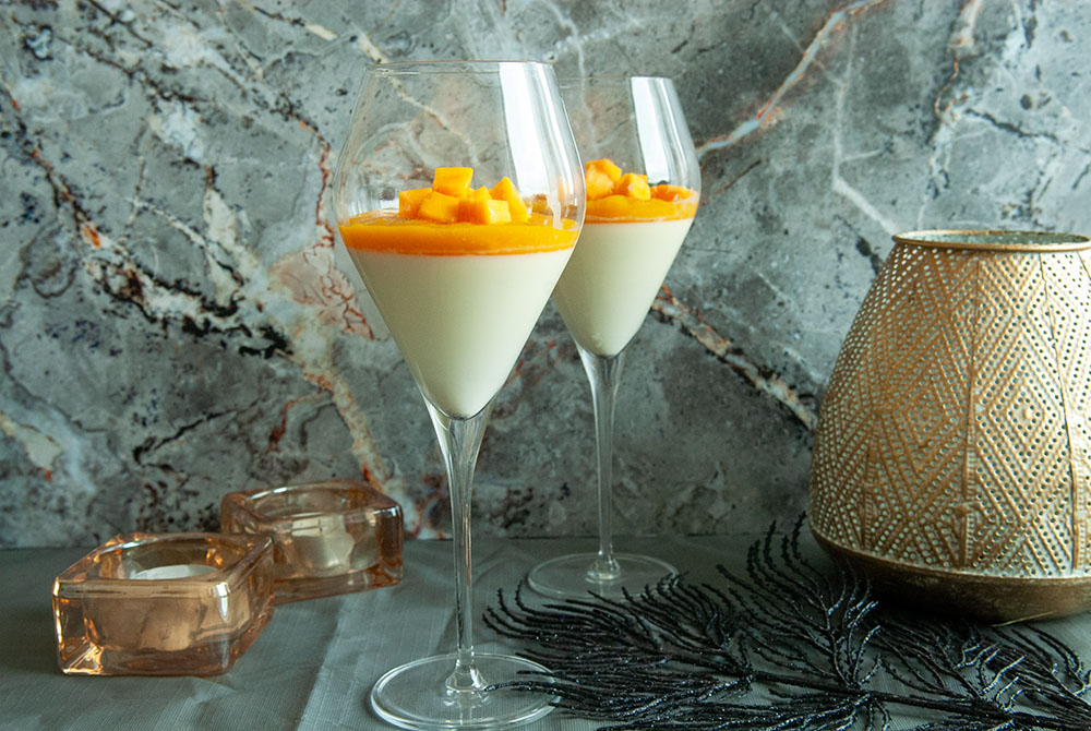 Panna Cotta met mangocoulis, Recept Panna Cotta, Makkelijk dessert, Feestelijke recepten, Klassiek Italiaans dessert, Mangocoulis maken, Panna Cotta maken, Recept mangocoulis, Hoe maak je een coulis, Hoe maak je Panna Cotta,