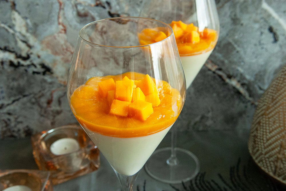 Panna Cotta met mangocoulis, Recept Panna Cotta, Makkelijk dessert, Feestelijke recepten, Klassiek Italiaans dessert, Mangocoulis maken, Panna Cotta maken, Recept mangocoulis, Hoe maak je een coulis, Hoe maak je Panna Cotta,