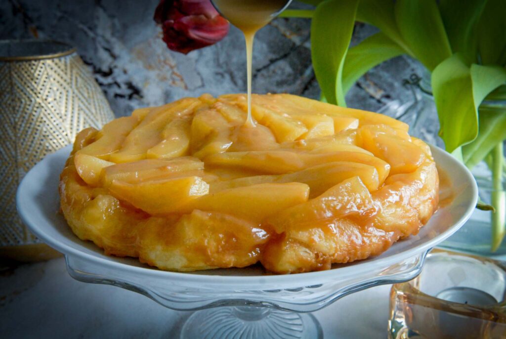 Peren Tarte Tatin met romige rum-karamelsaus, Tarte Tatin met peren, Karamelsaus, Recept caramelsaus, Recept Tarte Tatin, Hoe maak je Tarte Tatin, Omgedraaide taart, Saus Tarte Tatin, Karamelsaus met rum, Roomkaas in karamelsaus, Variant Tarte Tatin,