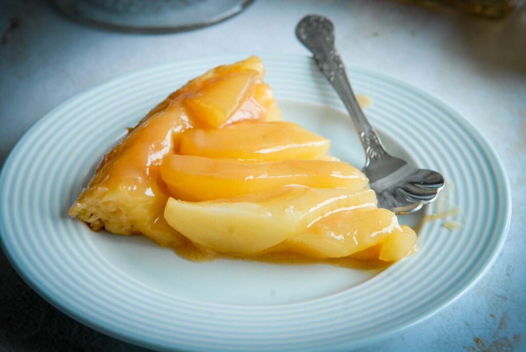 Peren Tarte Tatin met romige rum-karamelsaus, Tarte Tatin met peren, Karamelsaus, Recept caramelsaus, Recept Tarte Tatin, Hoe maak je Tarte Tatin, Omgedraaide taart, Saus Tarte Tatin, Karamelsaus met rum, Roomkaas in karamelsaus, Variant Tarte Tatin,