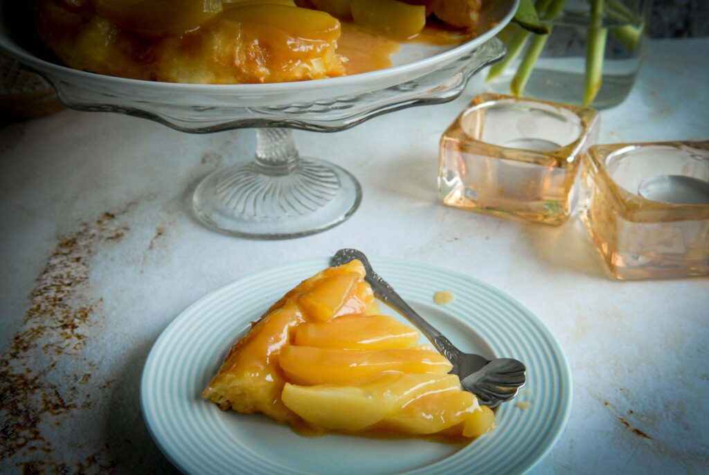 Peren Tarte Tatin met romige rum-karamelsaus, Tarte Tatin met peren, Karamelsaus, Recept caramelsaus, Recept Tarte Tatin, Hoe maak je Tarte Tatin, Omgedraaide taart, Saus Tarte Tatin, Karamelsaus met rum, Roomkaas in karamelsaus, Variant Tarte Tatin,