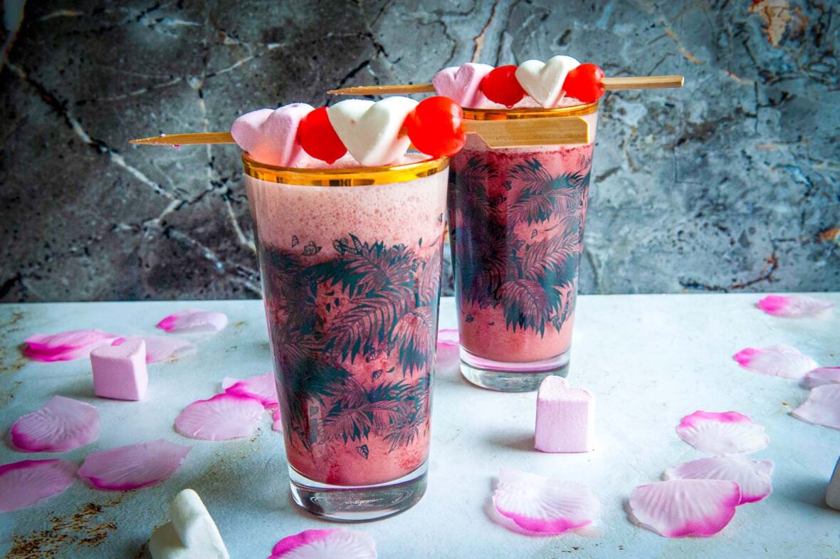 Cocktail met cava, Cocktail met kersen, Cocktail met prosecco, Creamy Cherry, Goedkope cocktail recepten, Leuke ideeën voor Valentijn, Makkelijke cocktail recepten, Romantische drankje, Romige cocktail, Roze Cocktail, Roze drankje, Valentijn inspiratie, Valentijns Cocktail, Valentijns Mocktail,