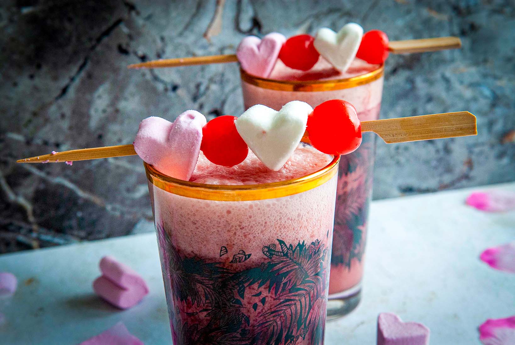 Cocktail met cava, Cocktail met kersen, Cocktail met prosecco, Creamy Cherry, Goedkope cocktail recepten, Leuke ideeën voor Valentijn, Makkelijke cocktail recepten, Romantische drankje, Romige cocktail, Roze Cocktail, Roze drankje, Valentijn inspiratie, Valentijns Cocktail, Valentijns Mocktail,