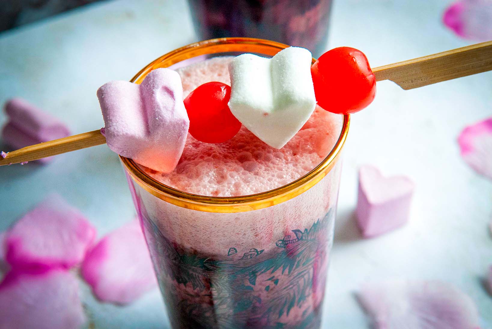 Cocktail met cava, Cocktail met kersen, Cocktail met prosecco, Creamy Cherry, Goedkope cocktail recepten, Leuke ideeën voor Valentijn, Makkelijke cocktail recepten, Romantische drankje, Romige cocktail, Roze Cocktail, Roze drankje, Valentijn inspiratie, Valentijns Cocktail, Valentijns Mocktail,
