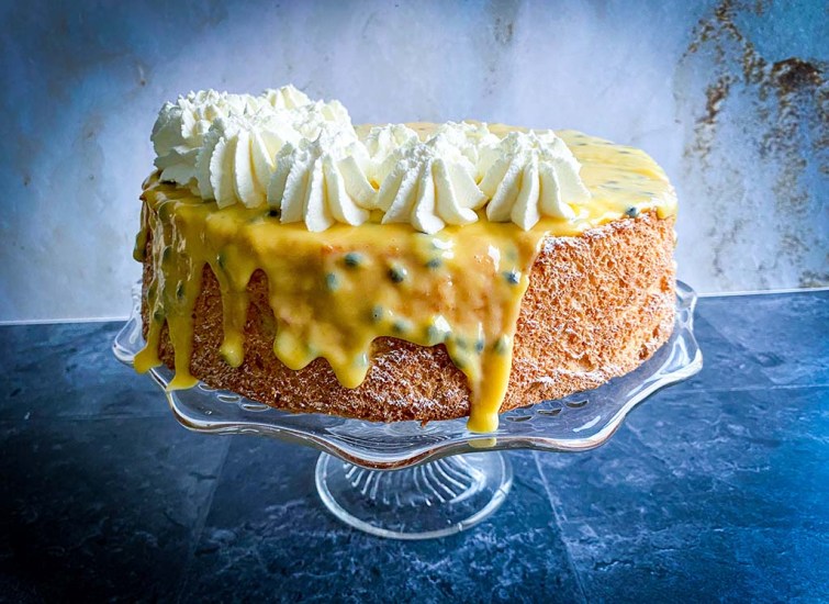 Angelfoodcake, Hoe maak je een Angel Food Cake, Wat is een Angelfoodcake, Glutenvrije taart, Keto recepten, Keto taart, Lemoncurd met passievrucht, Recept Angelfood cake, Recept lemoncurd,
