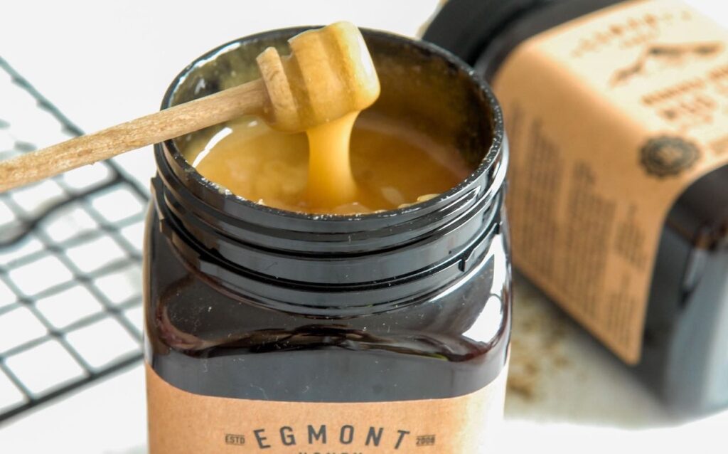 Manuka Honey, Manuka honing, Goede Manuka honing, Verschil gewone honing en manuka, Review, Winactie, Winnen: Manuka Honey Egmont, Wat is Manuka honing, Rauwe honing, Mag je honing verwarmen, Kun je honing als masker gebruiken, Welke honing is goed voor je huid, Manuka honing goedkoop, Manuka honing duur, Egmont Honey New Zealand, Welke honing voor beautyproduct,