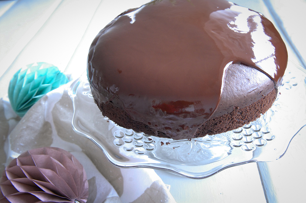 Chocolade yoghurttaart, Chocoladeglazuur maken, Glutenvrije chocoladecake, Recept met Kokosyoghurt, Lactosevrij, Lichte chocoladetaart, Luchtige chocolade taart, Recept gezonde chocoladetaart, Glutenvrije taart bakken,