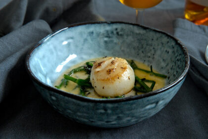 Amuse kerst, Brandy, brandysaus, Recept met Coquilles, Hoe maak je Coquilles klaar, Kerstinspiratie, Kerstrecept, Makkelijke amuse, Nederlandse Brandy, Recept met Sint Jacobsschelpen, Rooster & Wolf, St. Jacobsschelp, Voorgerecht kerst,