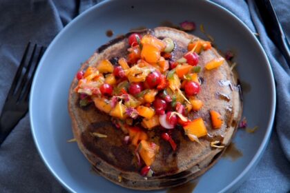 American Pancakes, Fluffy glutenvrije pannenkoeken, Fruitsalsa, Gezonde variant pannenkoek, Lactosevrij recept, Pannenkoek van boekweitmeel, Plantaardige melk, Recept met kaki fruit, Rude Health Tijgernotenmelk,
