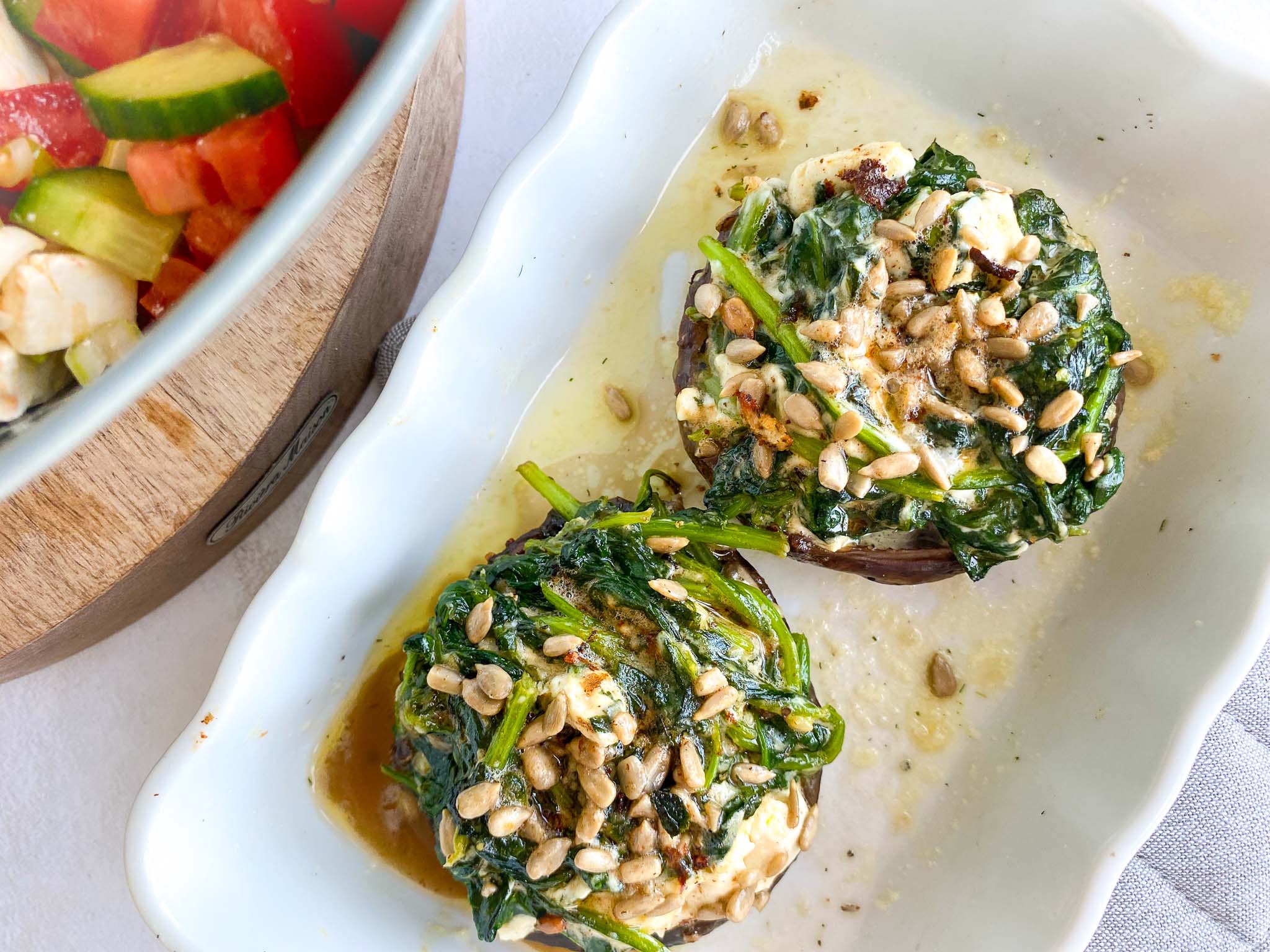 Gevulde portobello's, Recept portobello's, Portobello's met spinazie en geitenkaas, Keto recept, Vegetarisch recept, Glutenvrije recepten, Zonnebloempitten in plaats van pijnboompitten, Alternatief pijnboompitten, Bbq recept, Barbecue recept, Paddenstoelen op de bbq, Ovengerecht, Hoe maak je portobello's klaar,