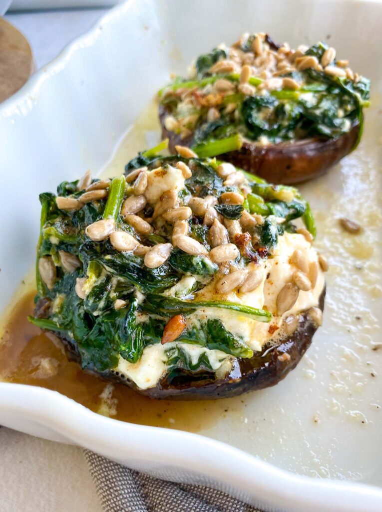 Gevulde portobello's, Recept portobello's, Portobello's met spinazie en geitenkaas, Keto recept, Vegetarisch recept, Glutenvrije recepten, Zonnebloempitten in plaats van pijnboompitten, Alternatief pijnboompitten, Bbq recept, Barbecue recept, Paddenstoelen op de bbq, Ovengerecht, Hoe maak je portobello's klaar,