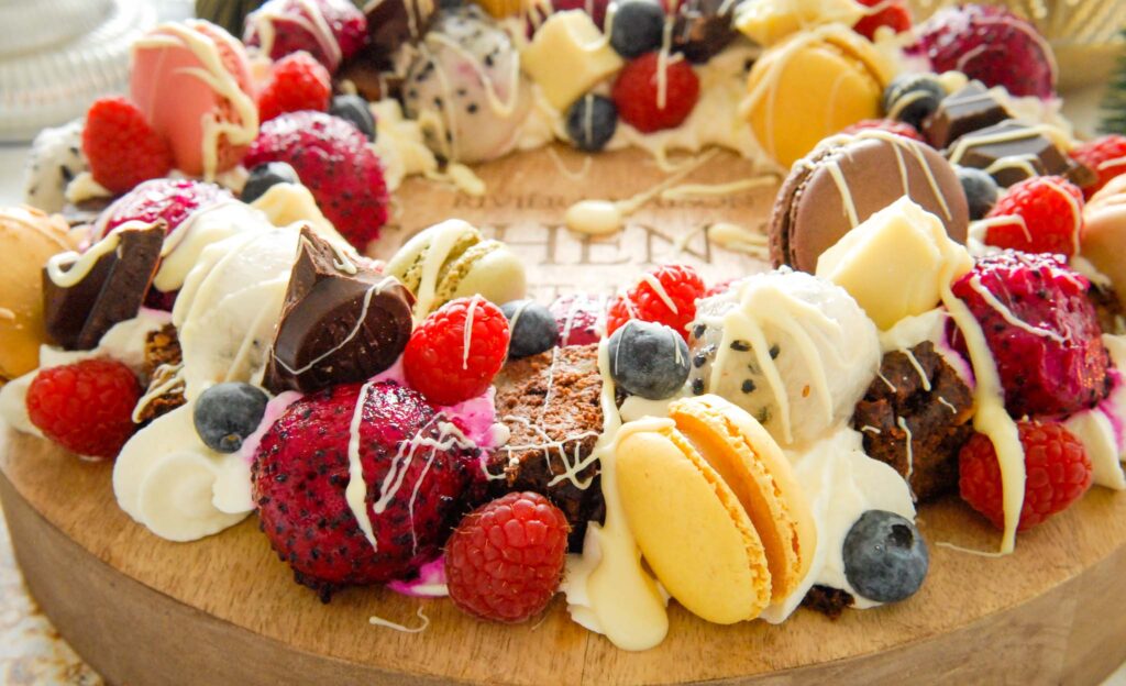 Kerstdessert, Zoete kerstkrans, Grand dessert, Dessertkrans, Dessert inspiratie kerst, Feestelijke desserts, Ideeën kerst nagerecht, Pitaya fruit, Dragonfruit, Gele pitaya, Witte pitaya, Roze pitaya, Recept met pitaya, Fruitkrans, Krans van fruit, Hoe maak je een dessertkrans, 