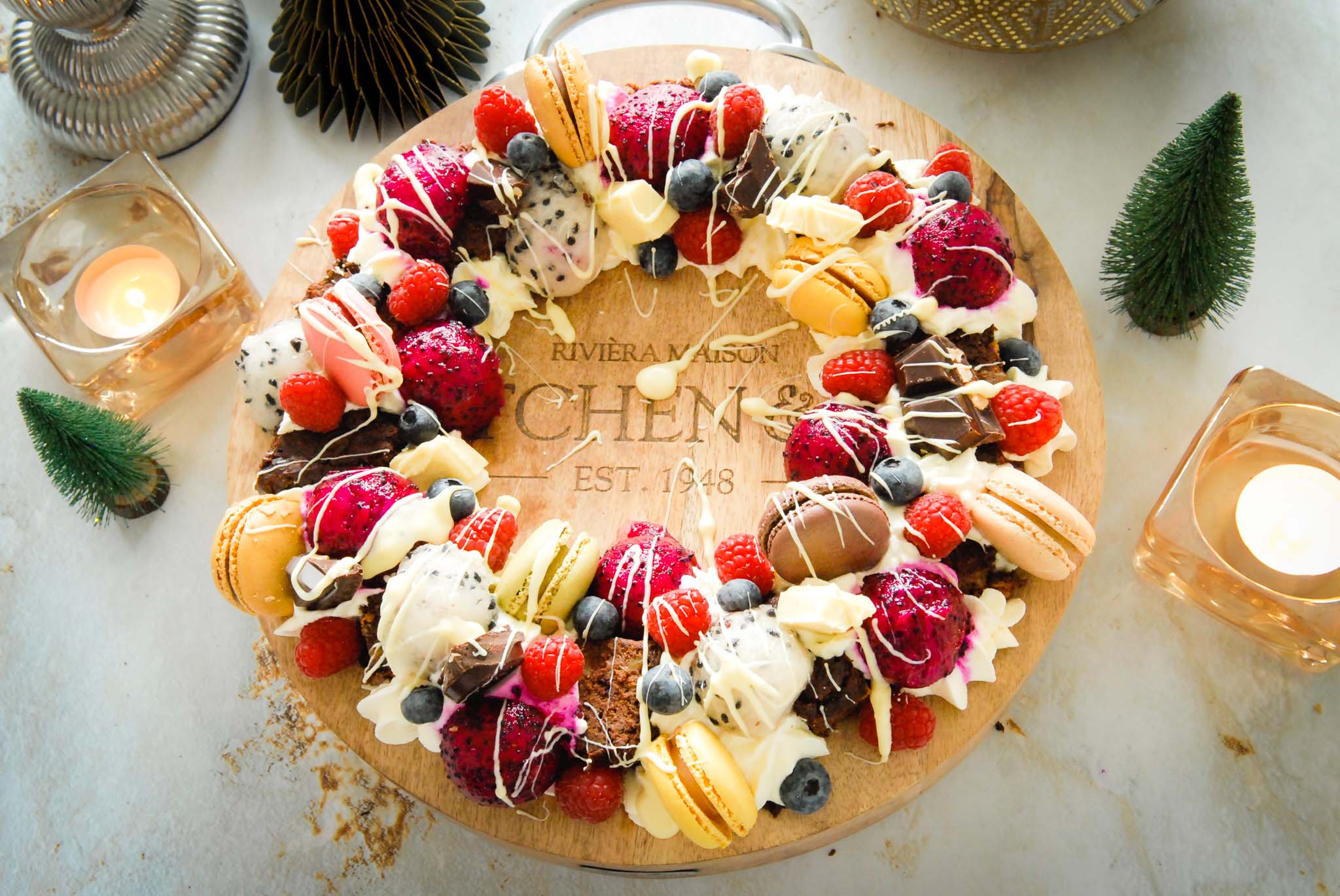 Kerstdessert, Zoete kerstkrans, Grand dessert, Dessertkrans, Dessert inspiratie kerst, Feestelijke desserts, Ideeën kerst nagerecht, Pitaya fruit, Dragonfruit, Gele pitaya, Witte pitaya, Roze pitaya, Recept met pitaya, Fruitkrans, Krans van fruit, Hoe maak je een dessertkrans,