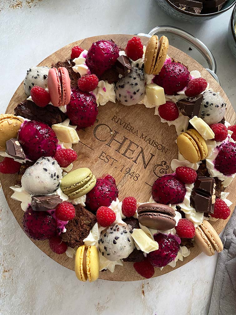 Kerstdessert, Zoete kerstkrans, Grand dessert, Dessertkrans, Dessert inspiratie kerst, Feestelijke desserts, Ideeën kerst nagerecht, Pitaya fruit, Dragonfruit, Gele pitaya, Witte pitaya, Roze pitaya, Recept met pitaya, Fruitkrans, Krans van fruit, Hoe maak je een dessertkrans, 