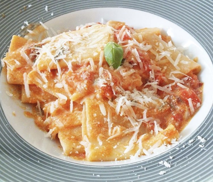 Paccheri Pasta recept, Pasta tomatensaus recept, Vegetarische pasta, Pasta met ricotta, Authentiek Italiaans recept, Italiaans pasta recept,