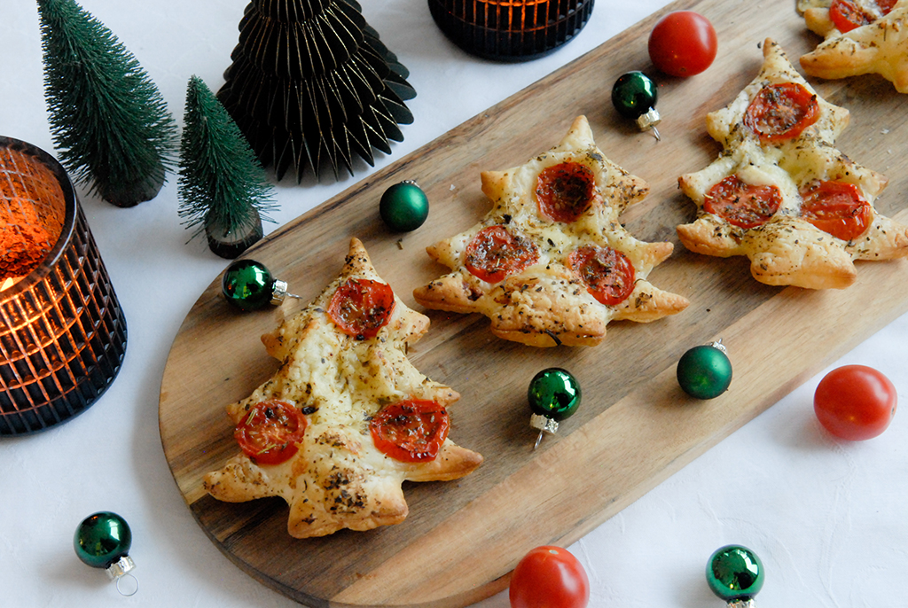 Bladerdeeg hapjes, Bladerdeeg kerstboom, Kerstboom van bladerdeeg, Makkelijke kersthapjes, Pizza kerstboom bladerdeeg, Raclette Emmi, Tante Fanny Bladerdeeg,