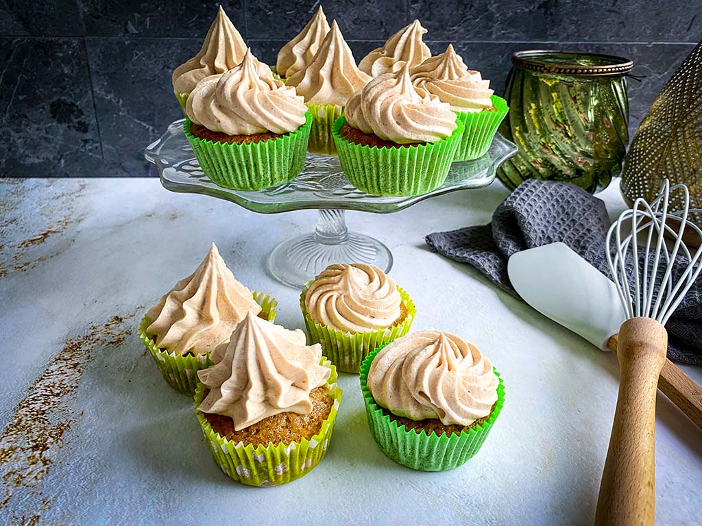 Basisrecept cupcakes, Botercrème maken, Cupcake met roomkaas, Cupcakes bakken, Cupcakes met cakemeel, Cupcakes versieren, Frosting cupcake, Hoe maak je cupcakes, Kaneelcrème, Lekkere cupcakes recept, Luchtige botercreme, Muffins met banaan, Muffins van cakemeel, Recept Bananenbrood cupcakes, Vanille cupcakes,