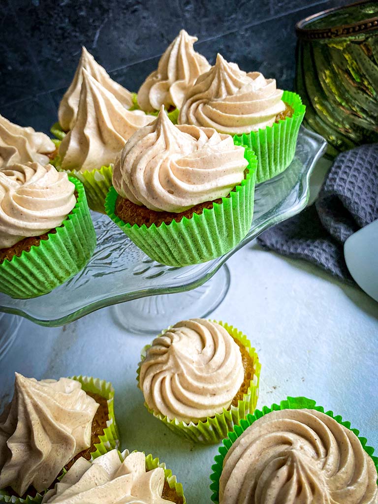 Basisrecept cupcakes, Botercrème maken, Cupcake met roomkaas, Cupcakes bakken, Cupcakes met cakemeel, Cupcakes versieren, Frosting cupcake, Hoe maak je cupcakes, Kaneelcrème, Lekkere cupcakes recept, Luchtige botercreme, Muffins met banaan, Muffins van cakemeel, Recept Bananenbrood cupcakes, Vanille cupcakes,