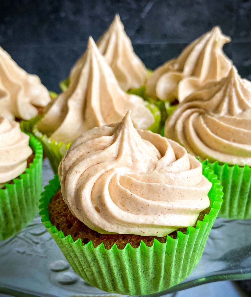 Basisrecept cupcakes, Botercrème maken, Cupcake met roomkaas, Cupcakes bakken, Cupcakes met cakemeel, Cupcakes versieren, Frosting cupcake, Hoe maak je cupcakes, Kaneelcrème, Lekkere cupcakes recept, Luchtige botercreme, Muffins met banaan, Muffins van cakemeel, Recept Bananenbrood cupcakes, Vanille cupcakes,