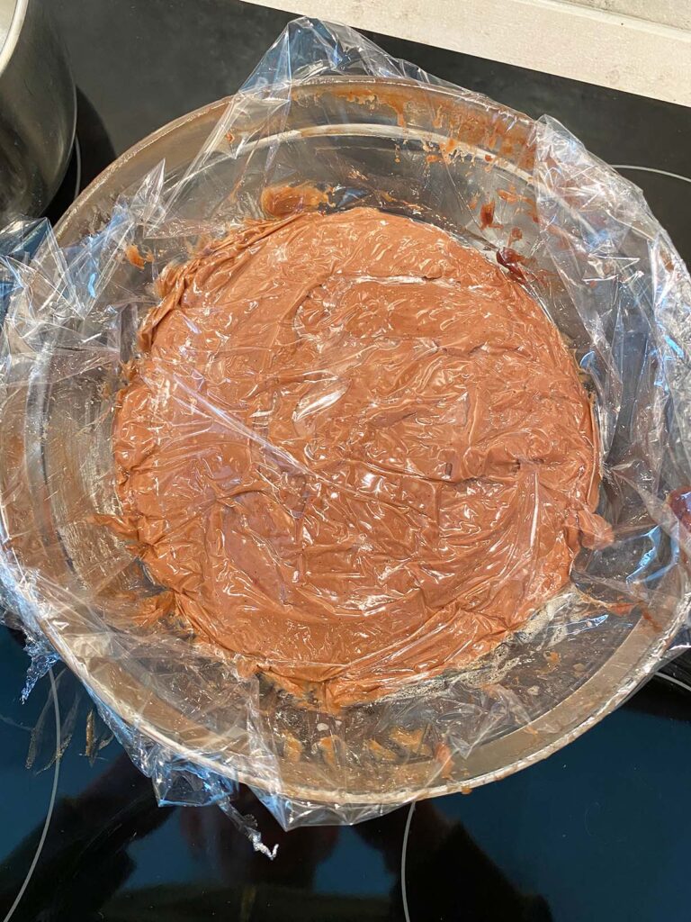 Chocolade banketbakkersroom met vanille, Grote soes maken, Hoe maak je banketbakkersroom, Hoe maak je een Paris-Brest eclair, Leuke Valentijn recepten, Paris-Brest eclair, Recept Paris-Brest, Receptbanketbakkersroom, Ronde eclair, Valentijns gebak, Valentijns recept, Valentijns taart, Waar komt de Paris-Brest vandaan, Wat is een Paris-Brest, Welke vulling eclair,
