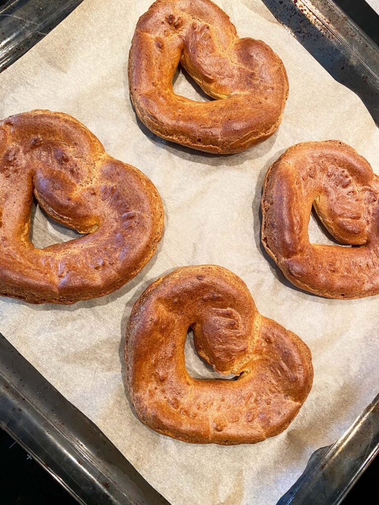 Chocolade banketbakkersroom met vanille, Grote soes maken, Hoe maak je banketbakkersroom, Hoe maak je een Paris-Brest eclair, Leuke Valentijn recepten, Paris-Brest eclair, Recept Paris-Brest, Receptbanketbakkersroom, Ronde eclair, Valentijns gebak, Valentijns recept, Valentijns taart, Waar komt de Paris-Brest vandaan, Wat is een Paris-Brest, Welke vulling eclair,