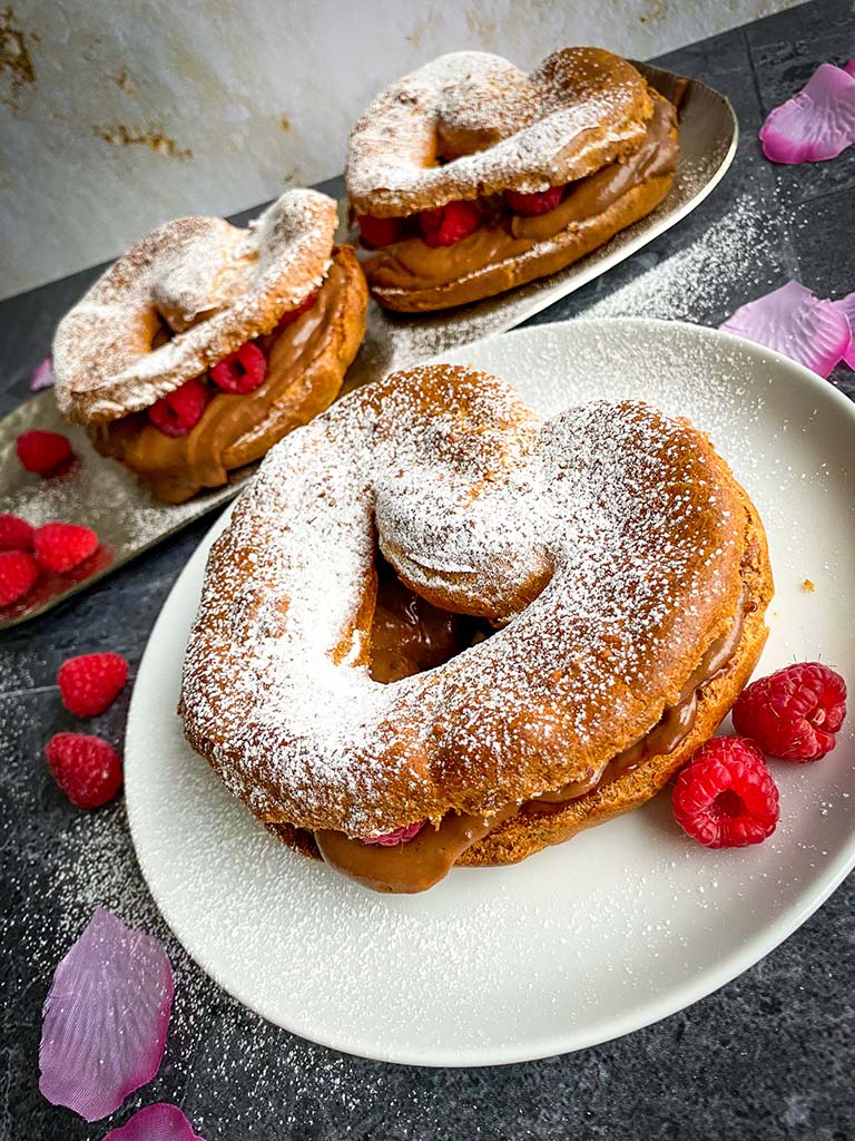 Chocolade banketbakkersroom met vanille, Grote soes maken, Hoe maak je banketbakkersroom, Hoe maak je een Paris-Brest eclair, Leuke Valentijn recepten, Paris-Brest eclair, Recept Paris-Brest, Receptbanketbakkersroom, Ronde eclair, Valentijns gebak, Valentijns recept, Valentijns taart, Waar komt de Paris-Brest vandaan, Wat is een Paris-Brest, Welke vulling eclair,