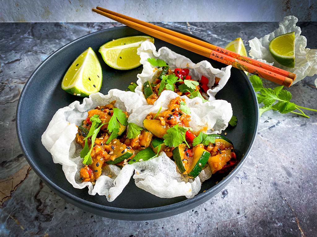 Biologische sojasaus, Gefrituurde rijstvellen recept, Gevulde rijstvellen, Hoe frituur je rijstvellen, Lekkere vegan recepten, Rijstvellen frituren, SeaSoGood review, Vegan vis, Vegan tonijn, Visvervangers, Visvrije tonijn, Vulling gefrituurde rijstvellen,