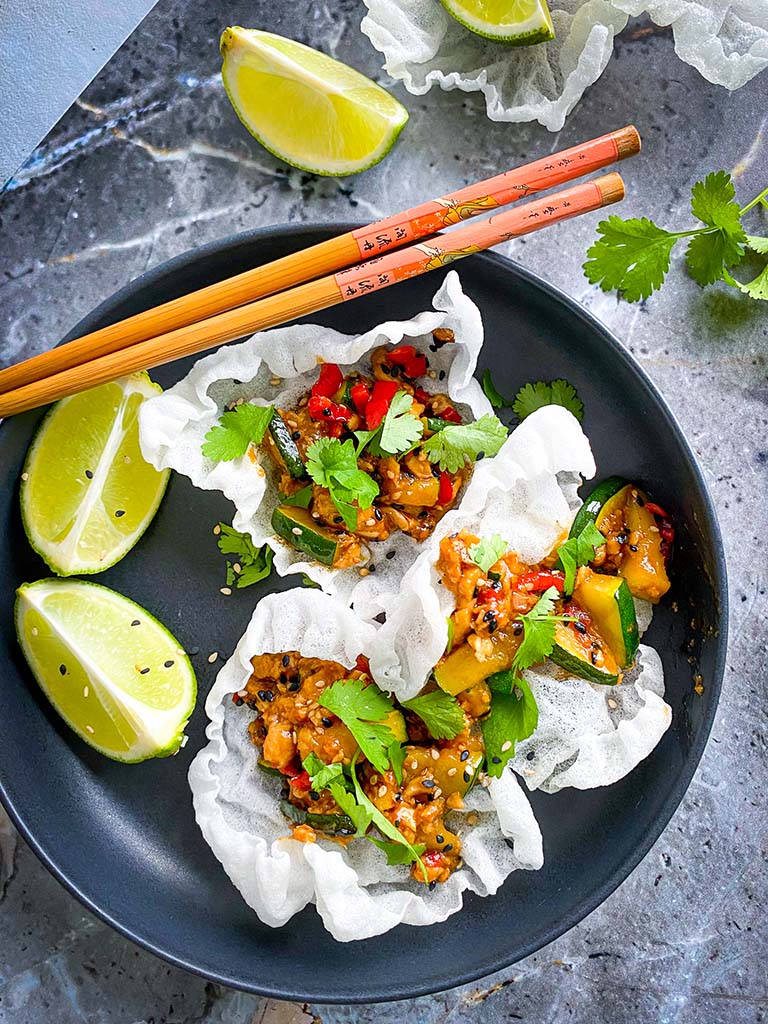 Biologische sojasaus, Gefrituurde rijstvellen recept, Gevulde rijstvellen, Hoe frituur je rijstvellen, Lekkere vegan recepten, Rijstvellen frituren, SeaSoGood review, Vegan vis, Vegan tonijn, Visvervangers, Visvrije tonijn, Vulling gefrituurde rijstvellen,