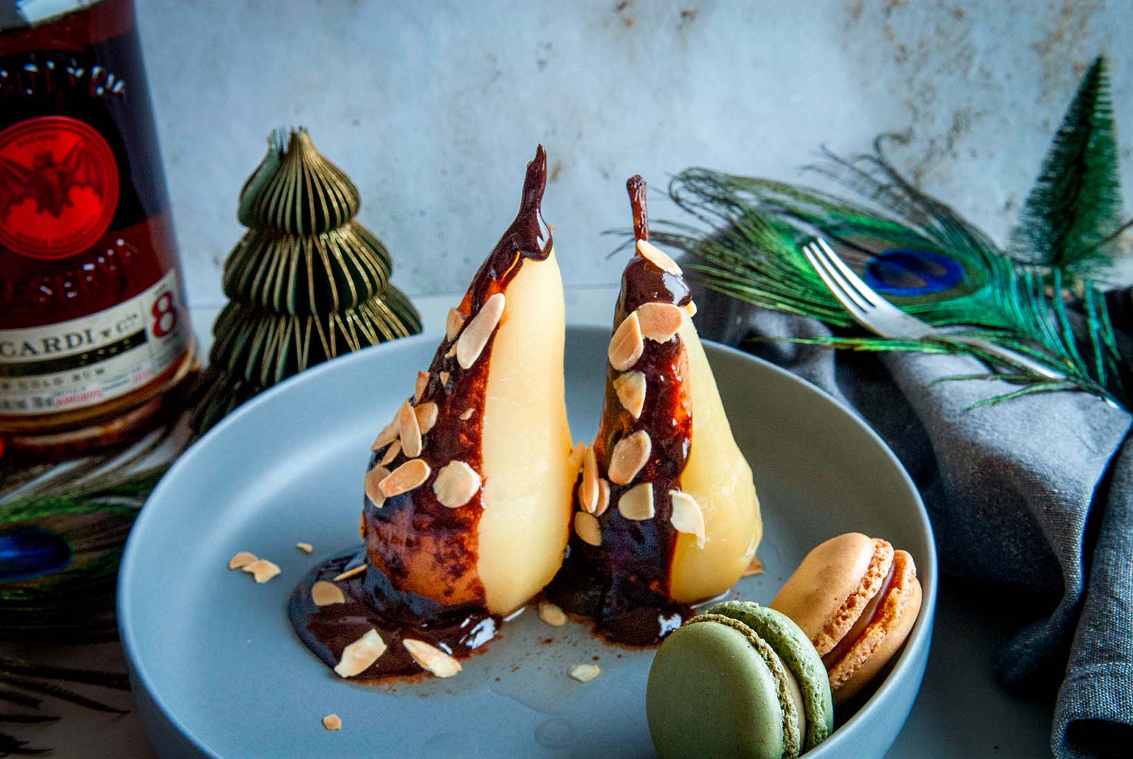 Poires Belle Helene, Welke peer voor Poire Belle Helene, Waar komt het gerecht Poires Belle Helene vandaan? Ontstaan geschiedenis Poire Belle Helene, Bacardi Rum Ocho 8, Nagerecht kerst, nagerecht met peren, Peren met warme chocolade, Likeur in Poires Belle Helene, Dessert kerst, Frans nagerecht, Typisch Frans dessert, Glutenvrij recept, Hoe maak je Poire Belle Helene,