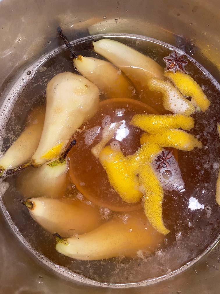 Poires Belle Helene, Welke peer voor Poire Belle Helene, Waar komt het gerecht Poires Belle Helene vandaan? Ontstaan geschiedenis Poire Belle Helene, Bacardi Rum Ocho 8, Nagerecht kerst, nagerecht met peren, Peren met warme chocolade, Likeur in Poires Belle Helene, Dessert kerst, Frans nagerecht, Typisch Frans dessert, Glutenvrij recept, Hoe maak je Poire Belle Helene,
