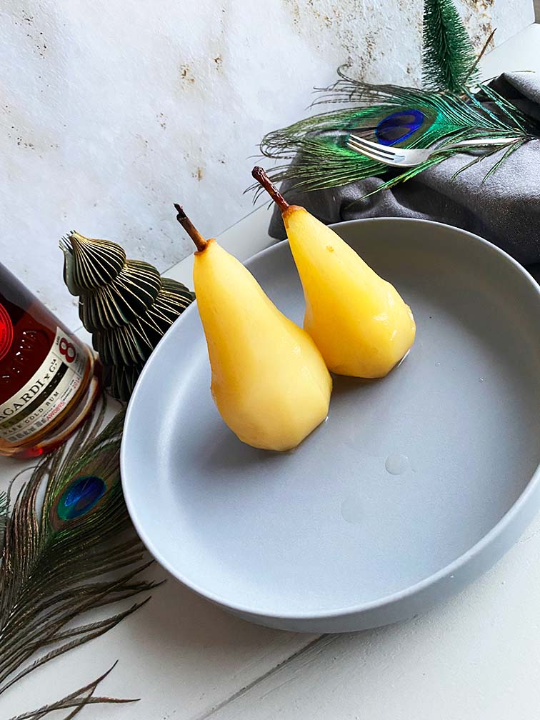 Poires Belle Helene, Welke peer voor Poire Belle Helene, Waar komt het gerecht Poires Belle Helene vandaan? Ontstaan geschiedenis Poire Belle Helene, Bacardi Rum Ocho 8, Nagerecht kerst, nagerecht met peren, Peren met warme chocolade, Likeur in Poires Belle Helene, Dessert kerst, Frans nagerecht, Typisch Frans dessert, Glutenvrij recept, Hoe maak je Poire Belle Helene,