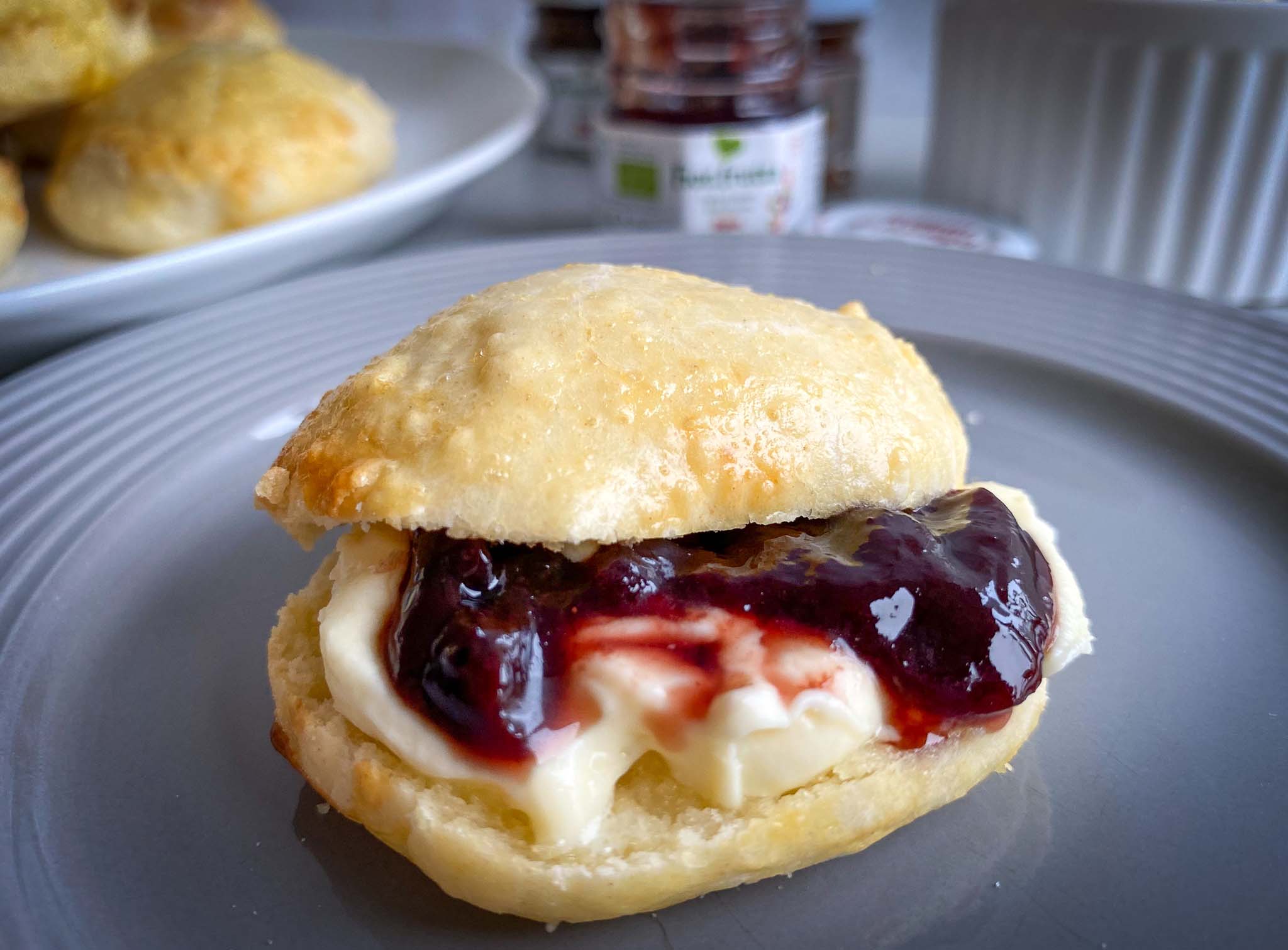 Afternoon tea, Echte Engelse clotted cream recept, Engels scones maken, Engelse afternoon tea, High tea recepten, Hoe maak je clotted cream, Hoe moet je scones eten, Makkelijke high tea recepten, Nigella Lawson scones, Origineel recept Engelse scones, Recept scones, Scones maken, Scones met confituur, Scones met jam, Snelle clotted cream, Volgorde jam en clotted cream scones, Wat is clotted cream,