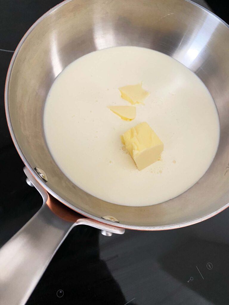 Afternoon tea, Echte Engelse clotted cream recept, Engels scones maken, Engelse afternoon tea, High tea recepten, Hoe maak je clotted cream, Hoe moet je scones eten, Makkelijke high tea recepten, Nigella Lawson scones, Origineel recept Engelse scones, Recept scones, Scones maken, Scones met confituur, Scones met jam, Snelle clotted cream, Volgorde jam en clotted cream scones, Wat is clotted cream,