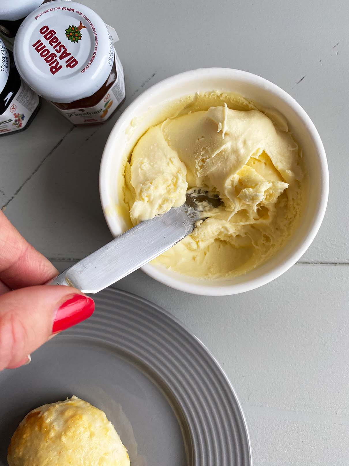 Afternoon tea, Echte Engelse clotted cream recept, Engels scones maken, Engelse afternoon tea, High tea recepten, Hoe maak je clotted cream, Hoe moet je scones eten, Makkelijke high tea recepten, Nigella Lawson scones, Origineel recept Engelse scones, Recept scones, Scones maken, Scones met confituur, Scones met jam, Snelle clotted cream, Volgorde jam en clotted cream scones, Wat is clotted cream,