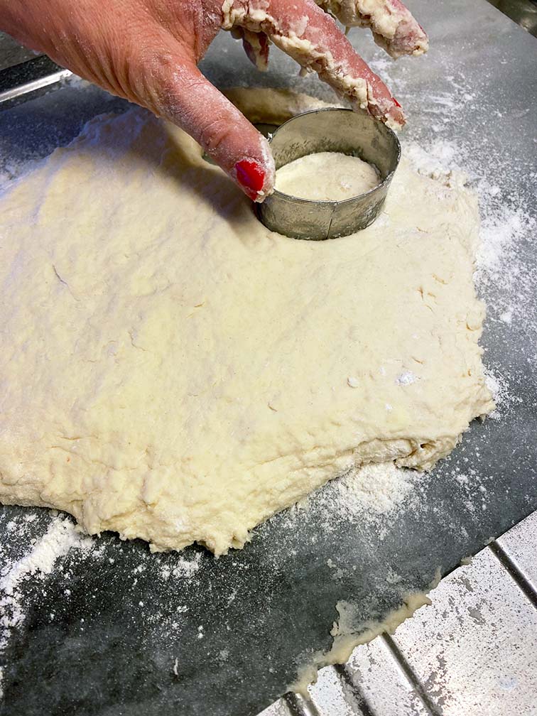 Afternoon tea, Echte Engelse clotted cream recept, Engels scones maken, Engelse afternoon tea, High tea recepten, Hoe maak je clotted cream, Hoe moet je scones eten, Makkelijke high tea recepten, Nigella Lawson scones, Origineel recept Engelse scones, Recept scones, Scones maken, Scones met confituur, Scones met jam, Snelle clotted cream, Volgorde jam en clotted cream scones, Wat is clotted cream,
