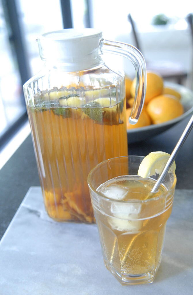 Ice tea recept, Ijsthee met munt en citroen, Ijsthee recept, Verse ijsthee, Zelf ijsthee maken, Zelfgemaakte ijsthee, Ijsthee maken met fruit, Hoe maak je ice tea,