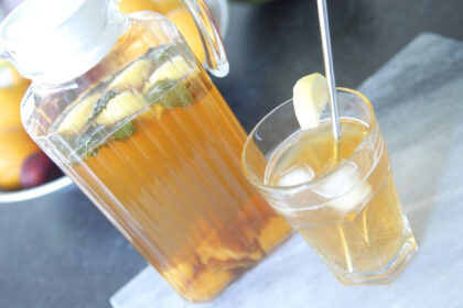 Ice tea recept, Ijsthee met munt en citroen, Ijsthee recept, Verse ijsthee, Zelf ijsthee maken, Zelfgemaakte ijsthee, Ijsthee maken met fruit, Hoe maak je ice tea,