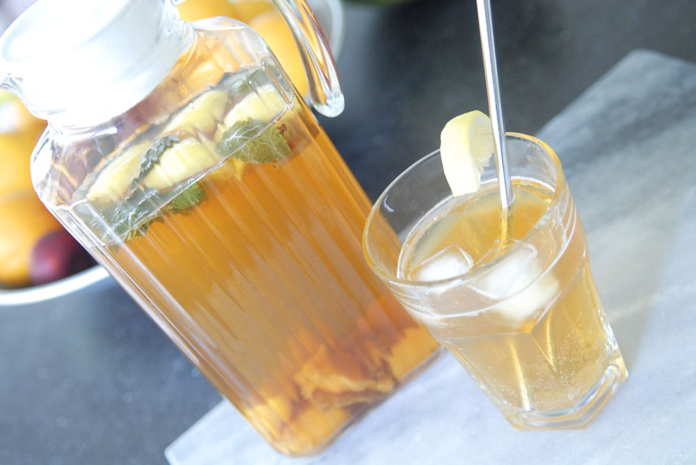 Ice tea recept, Ijsthee met munt en citroen, Ijsthee recept, Verse ijsthee, Zelf ijsthee maken, Zelfgemaakte ijsthee, Ijsthee maken met fruit, Hoe maak je ice tea,
