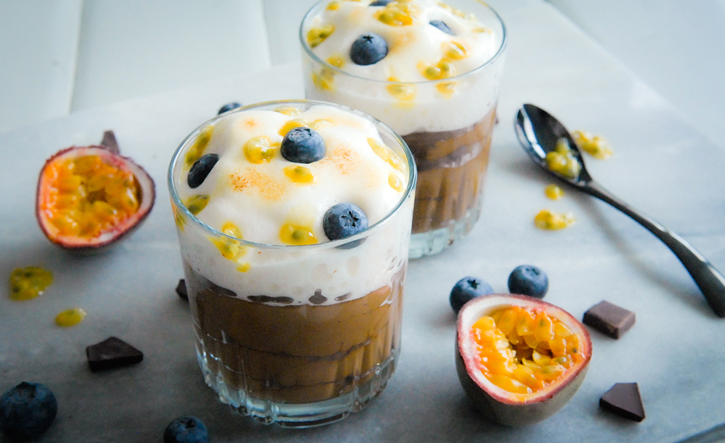 Glutenvrije chocolademousse, Lactosevrije chocolademousse, Aquafaba, Chocolademousse van avocado, Fruitige chocolademousse, Chocolademousse van fruit, Vegan chocolademousse, Veganistische chocolademousse, Gezonde desserts, Vegan desserts, Recept chocolademousse, Recept vegan chocolademousse, Recept lactosevrije chocolademousse, Glutenvrije dessert recept, Keto dessert, Keto recept,