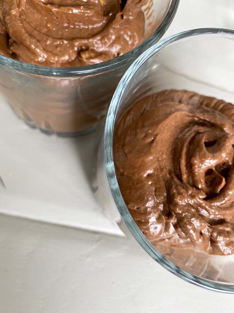 Glutenvrije chocolademousse, Lactosevrije chocolademousse, Aquafaba, Chocolademousse van avocado, Fruitige chocolademousse, Chocolademousse van fruit, Vegan chocolademousse, Veganistische chocolademousse, Gezonde desserts, Vegan desserts, Recept chocolademousse, Recept vegan chocolademousse, Recept lactosevrije chocolademousse, Glutenvrije dessert recept, Keto dessert, Keto recept,
