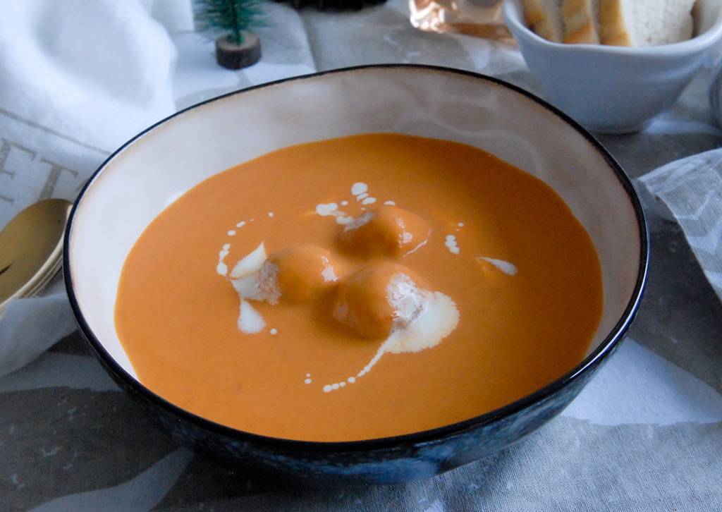 Recept zelfgemaakte tomatensoep, tomatensoep zelf maken, soep kerstmenu, populaire kerstrecepten, Makkelijk kerstrecept,