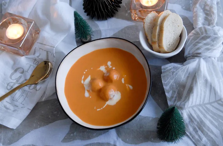 Recept zelfgemaakte tomatensoep, tomatensoep zelf maken, soep kerstmenu, populaire kerstrecepten, Makkelijk kerstrecept,