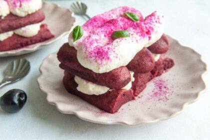 Alternatief klassieke tiramisu, Glutenvrije tiramisu, Kleurrijke dessert, Nagerecht met kersen, Prosecco tiramisu, Tiramisu met kersen, Tiramisu met vruchten, Tiramisu van cava, Tiramisu van kersen en Cava, Tiramisu van slagroom en mascarpone, Tiramisu recept zonder ei, Zomers recept, Dessert met kersen,