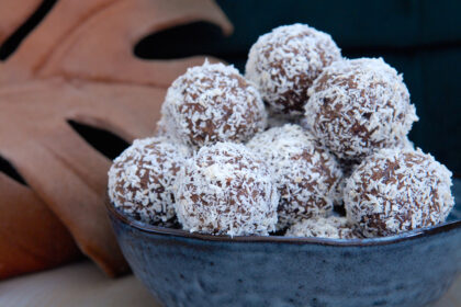 Bliss ball met kokos, Wat zijn Bliss Balls , Gezond tussendoortje, Gezonde snack, Kokos-chocolade proteïne Bliss Balls, Proteïne balletjes, Recept Bliss Balls, Recept proteïne bal, Zelf Bliss Balls maken, Zelf proteïne ballen maken,