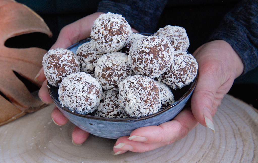 Bliss ball met kokos, Wat zijn Bliss Balls , Gezond tussendoortje, Gezonde snack, Kokos-chocolade proteïne Bliss Balls, Proteïne balletjes, Recept Bliss Balls, Recept proteïne bal, Zelf Bliss Balls maken, Zelf proteïne ballen maken,