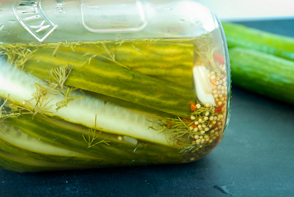 Zelf augurken maken, Dille augurken, welke komkommer voor augurken, Hoe maak je augurken, Welke kruiden bij augurken, Recept augurken, Makkelijk augurken maken, Augurken met koriander, Welke azijn bij augurken, Zelf maken augurken, Augurken met dille,