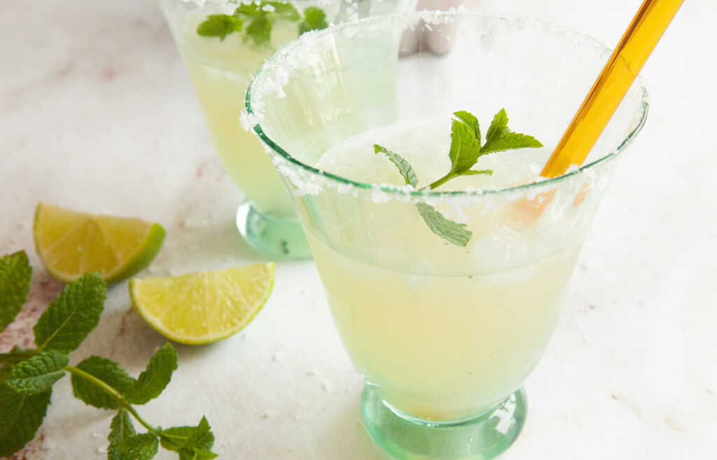 Beste zout voor Cocktail randje, Geschiedenis van de Margarita, Grof zeezout kopen, Hoe maak je een Margarita, Klassieke Margarita cocktail, Margarita ingrediënten, Margarita met Cointreau, Mexicaanse cocktail, Pure natuur zout, Recept Margarita's, Rock Salt, Sierra Tequila, Waar is de Margarita cocktail ontstaan, Zoete Margarita recept, Welke sterke drank zit er in een Margarita, Welke tequila voor Margarita, Zeeuwsche Zoute, Zomer cocktail, Zomerse Munt Margarita's,