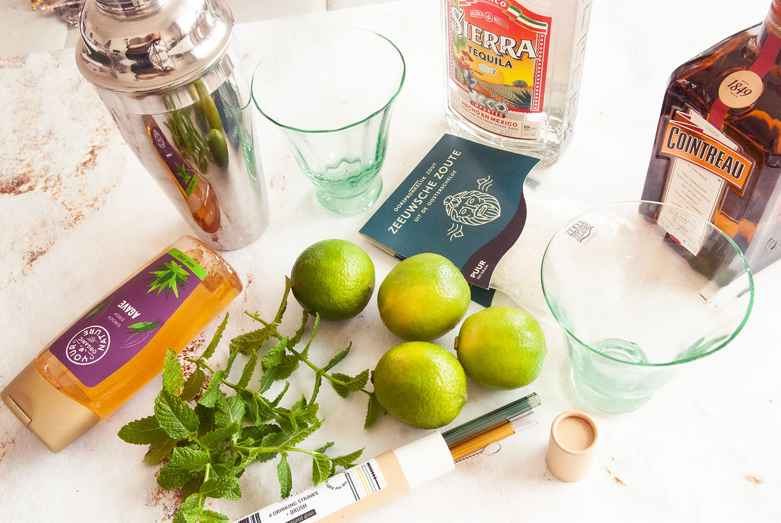 Beste zout voor Cocktail randje, Geschiedenis van de Margarita, Grof zeezout kopen, Hoe maak je een Margarita, Klassieke Margarita cocktail, Margarita ingrediënten, Margarita met Cointreau, Mexicaanse cocktail, Pure natuur zout, Recept Margarita's, Rock Salt, Sierra Tequila, Waar is de Margarita cocktail ontstaan, Zoete Margarita recept, Welke sterke drank zit er in een Margarita, Welke tequila voor Margarita, Zeeuwsche Zoute, Zomer cocktail, Zomerse Munt Margarita's,